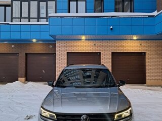 2019 Volkswagen Tiguan II, серебристый, 2790000 рублей, вид 2