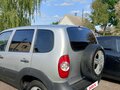 2011 Chevrolet Niva I Рестайлинг, серебристый, 465000 рублей - вид 4
