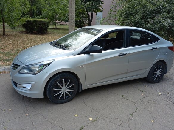 2014 Hyundai Solaris I Рестайлинг, серебристый, 950000 рублей - вид 2