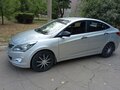 2014 Hyundai Solaris I Рестайлинг, серебристый, 950000 рублей - вид 2