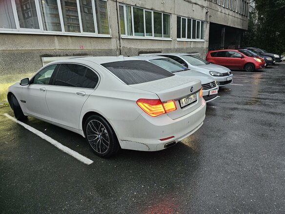 2009 BMW 7 серии Long 740Li V (F01/F02/F04), белый, 1500000 рублей - вид 2