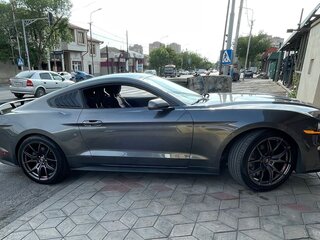 2019 Ford Mustang VI Рестайлинг, серый, 2350000 рублей, вид 4