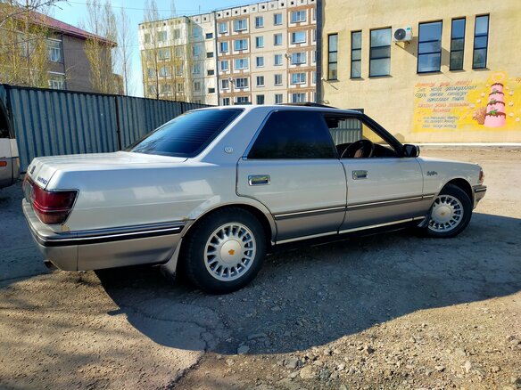 1988 Toyota Crown VIII (S130), серый, 700000 рублей - вид 4