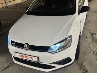 2017 Volkswagen Polo V Рестайлинг, белый, 1400000 рублей, вид 4