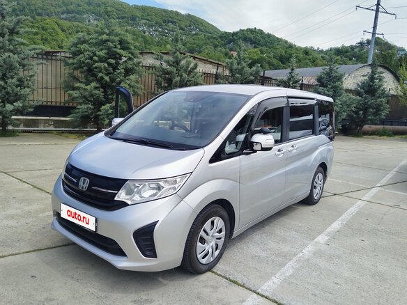 2017 Honda Stepwgn V, белый, 1699999 рублей