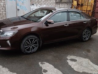 2017 Toyota Camry VII (XV50) Рестайлинг, коричневый, 2400000 рублей, вид 3