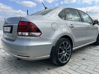 2018 Volkswagen Polo V Рестайлинг, серебристый, 1650000 рублей, вид 4