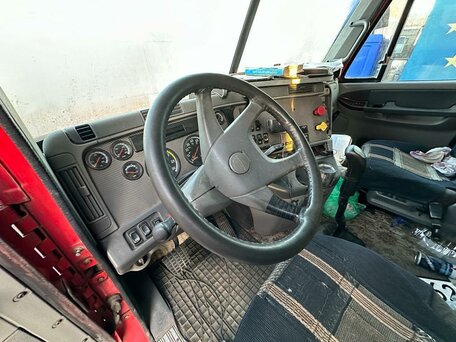 2003 Freightliner Columbia, красный, 1250000 рублей, вид 3