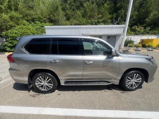 2017 Lexus LX 570 III Рестайлинг 2, серый, 8500000 рублей, вид 4
