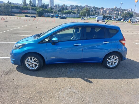 2019 Nissan Note e-Power II Рестайлинг, синий, 1350000 рублей - вид 5