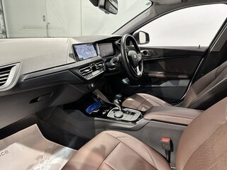 2023 BMW 1 серии 118i III (F40), белый, 1430000 рублей, вид 3