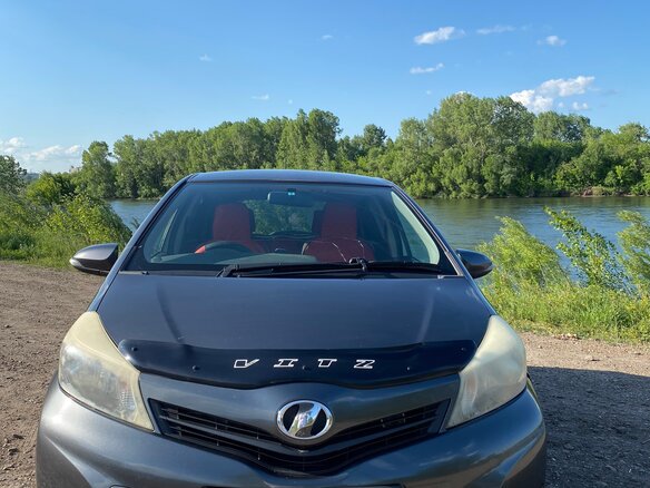 2011 Toyota Vitz III (XP130), серый, 650000 рублей