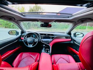 2020 Toyota Camry VIII (XV70) Рестайлинг, белый, 3100000 рублей, вид 5