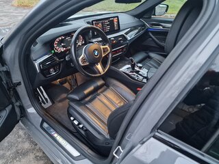 2021 BMW 5 серии M550i xDrive VII (G30/G31/G38) Рестайлинг, серый, 6620000 рублей, вид 3