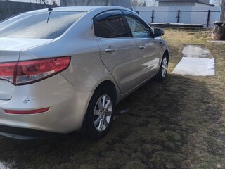 2015 Kia Rio III Рестайлинг, серебристый, 980000 рублей, вид 5