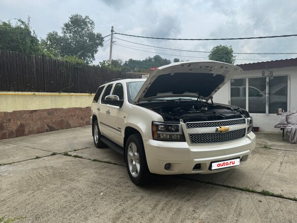 2012 Chevrolet Tahoe 6AT III, белый, 2680000 рублей - вид 2