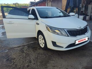 2013 Kia Rio III, белый, 550000 рублей, вид 3