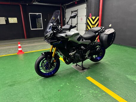 2021 Yamaha MT-09 Tracer (FJ-09), серебристый, 1425000 рублей, вид 4