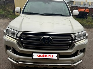 2017 Toyota Land Cruiser 200 Series Рестайлинг 2, белый, 12500000 рублей, вид 3