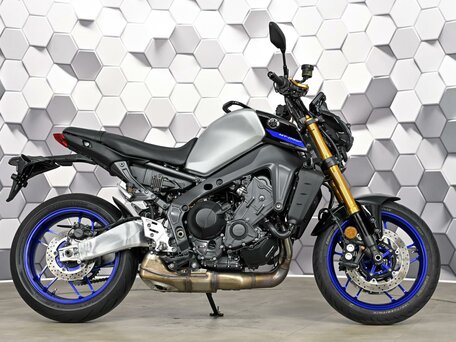 2023 Yamaha MT-09 (FZ-09), серебристый, 1199000 рублей, вид 3