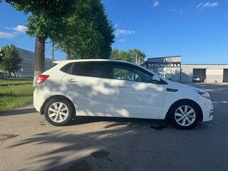 2016 Kia Rio III Рестайлинг, белый, 1110000 рублей, вид 3