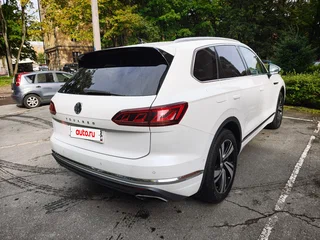 2020 Volkswagen Touareg III, белый, 4600000 рублей, вид 1