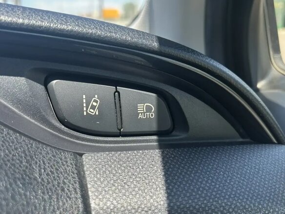 2016 Toyota Vitz III (XP130) Рестайлинг, чёрный - вид 12