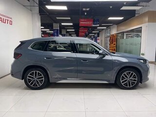 2025 BMW iX1 eDrive 25L, синий, 3589444 рублей, вид 3