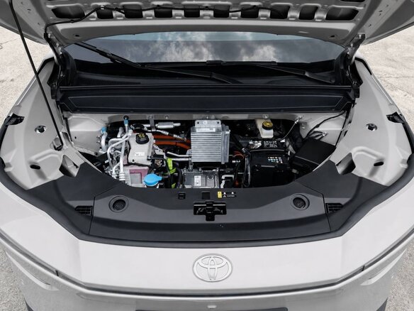 2026 Toyota bZ3X 58.3 kWh, серый, 2729512 рублей - вид 6