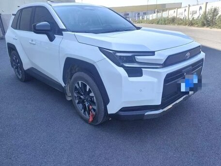 2025 Toyota RAV4 V (XA50), белый, 4200000 рублей, вид 3