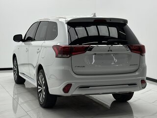 2022 Mitsubishi Outlander III Рестайлинг 3, белый, 1900000 рублей, вид 5