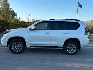 2017 Toyota Land Cruiser Prado 150 Series Рестайлинг 1, белый, 4500000 рублей, вид 2