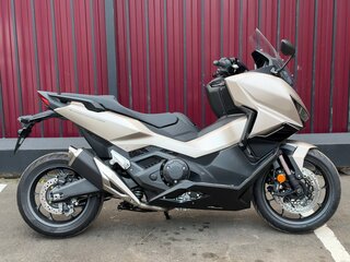 2026 Honda Forza, бежевый, 1600000 рублей, вид 1