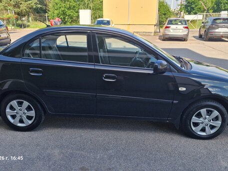 2011 Kia Rio II Рестайлинг, чёрный, 700000 рублей, вид 4