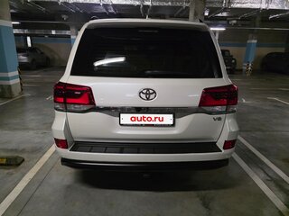 2017 Toyota Land Cruiser 200 Series Рестайлинг 2, белый, 7600000 рублей, вид 4