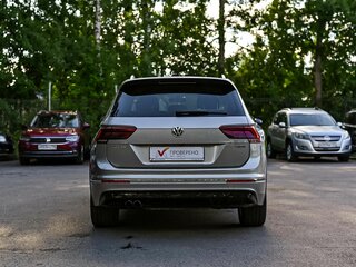2018 Volkswagen Tiguan II, серебристый, 2280000 рублей, вид 4