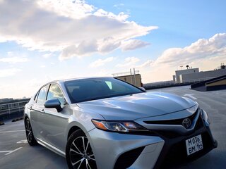 2017 Toyota Camry US Market VIII (XV70), серый, 2320000 рублей, вид 1