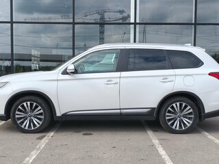 2020 Mitsubishi Outlander III Рестайлинг 3, белый, 1959000 рублей, вид 4