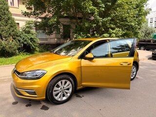 2018 Volkswagen Golf VII Рестайлинг, жёлтый, 1850000 рублей, вид 2