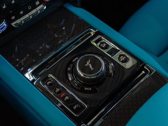 2025 Rolls-Royce Cullinan Black Badge I Рестайлинг (Series II), чёрный, 66500000 рублей - вид 18