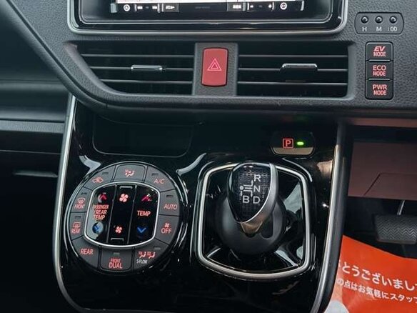 2021 Toyota Voxy III (R80) Рестайлинг, белый, 1766000 рублей - вид 15