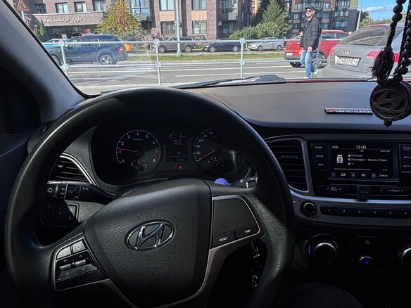 2019 Hyundai Solaris II, чёрный, 1200000 рублей - вид 4