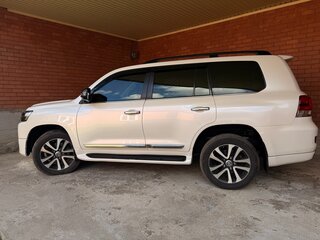 2016 Toyota Land Cruiser 200 Series Рестайлинг 2, белый, 5500000 рублей, вид 5