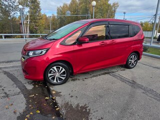 2018 Honda Freed+ II, красный, 1450000 рублей, вид 2
