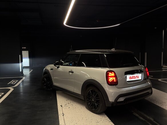 2022 Mini Hatch Cooper III (F55/F56) Рестайлинг 2, серебристый, 2850000 рублей - вид 3