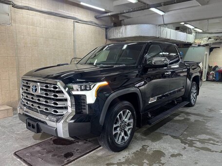 2024 Toyota Tundra Crew Max CrewMax III, чёрный, 8390000 рублей, вид 5