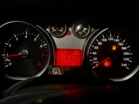 2010 Ford Focus II Рестайлинг, серебристый, 500000 рублей - вид 5