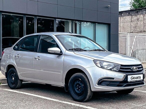 2026 Lada (ВАЗ) Granta I Рестайлинг, серебристый - вид 2