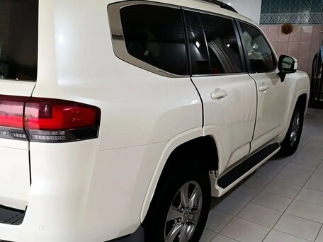 2023 Toyota Land Cruiser 300 Series, белый, 9750000 рублей, вид 3