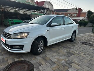 2017 Volkswagen Polo V Рестайлинг, белый, 920000 рублей, вид 1